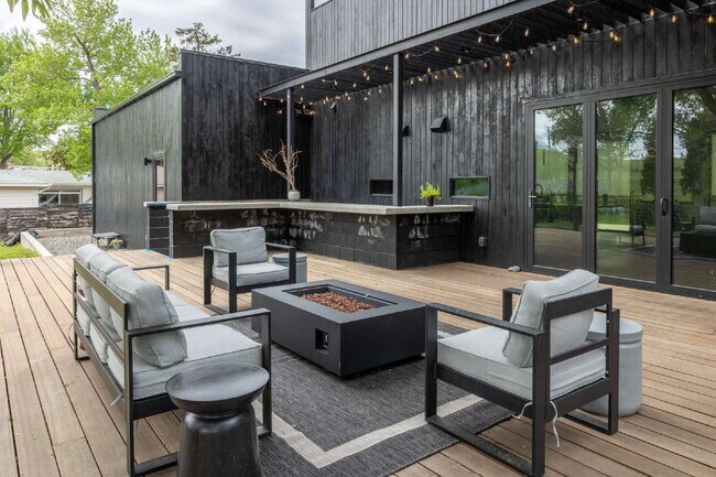 Building Photo - Modern Luxury Rental with Unobstructed Fla...