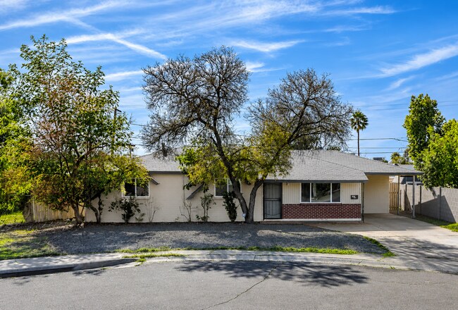 Building Photo - 1730 S Parkside Dr