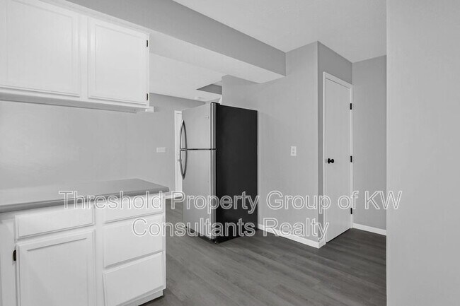 Building Photo - 2522-2524 Weyburn Road - 2524