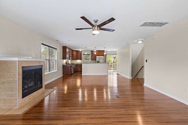 Building Photo - Tri Level townhome