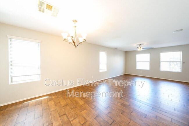 Building Photo - 2721 E Bart St