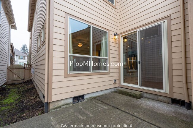 Building Photo - Beautiful Open Concept Four Bedroom Plus Office/Den in Villebois!