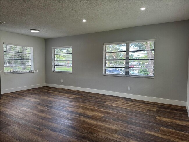 Building Photo - 3315 SW 15th Ave