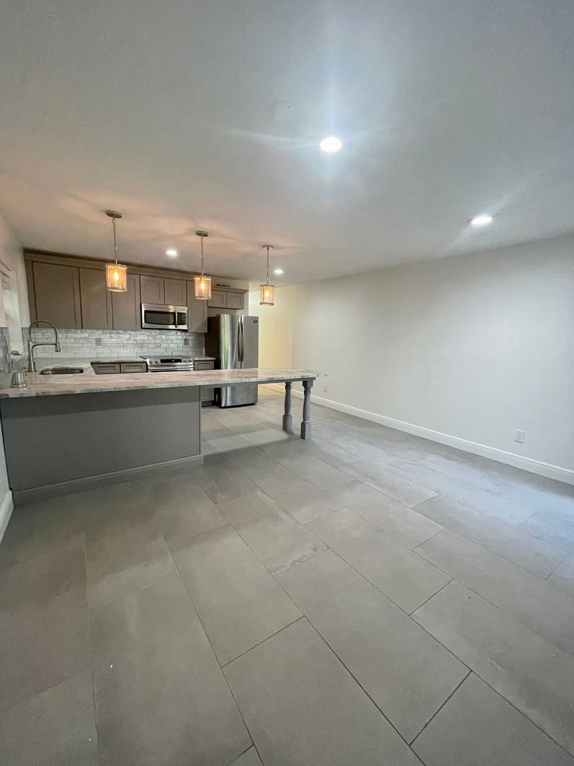 Building Photo - 1001 E Pine St