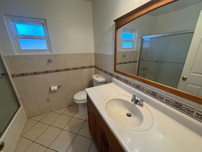 Building Photo - Beautiful 3-Bedroom Single-Story Home in Los Angeles!