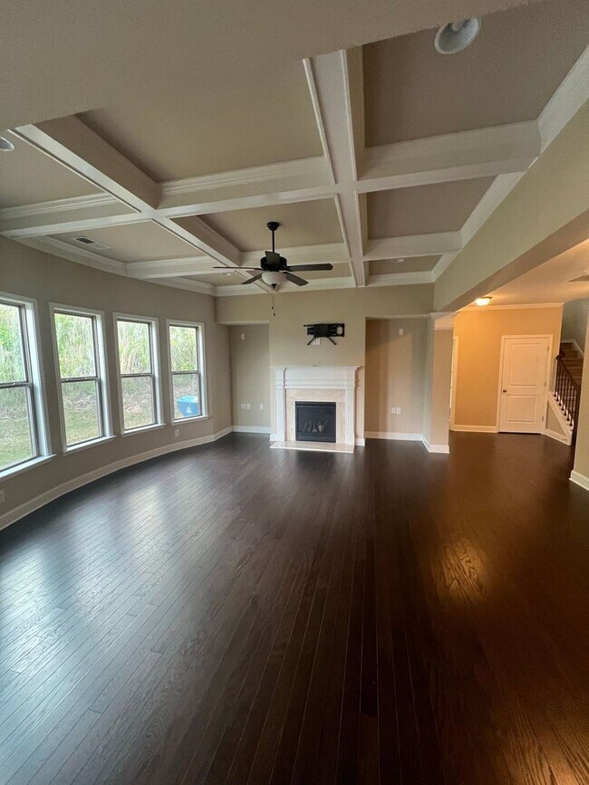 Building Photo - Now Ready! Amazing 5 bedroom house with 3 full bathrooms!