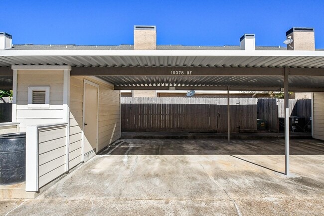 Building Photo - 10378 Briar Forest Dr