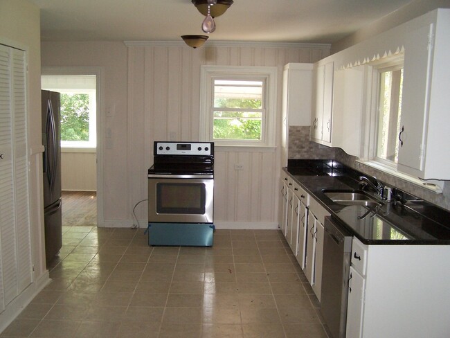 Building Photo - 2BR/1BA home with bonus room