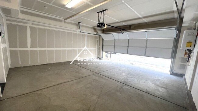 Building Photo - Newer 3bd/2.5ba North Natomas Townhouse with 2 Car Garage!