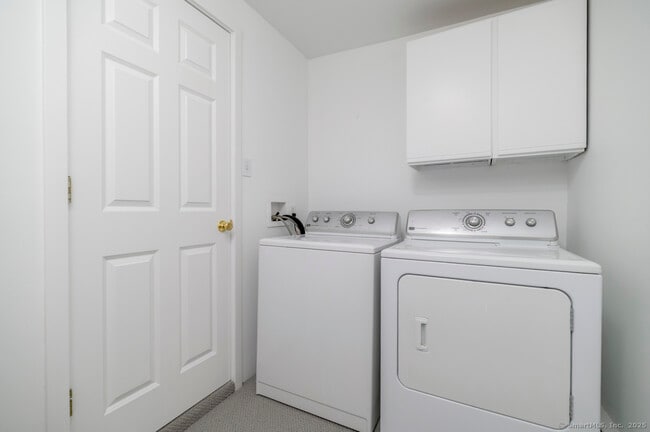 Building Photo - 231 Flax Hill Rd