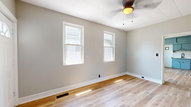 Building Photo - 3 Bed Single Family with Huge Kitchen and ...
