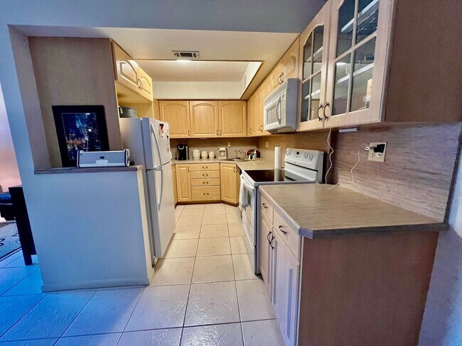 Building Photo - Seasonal Rental in Stuart