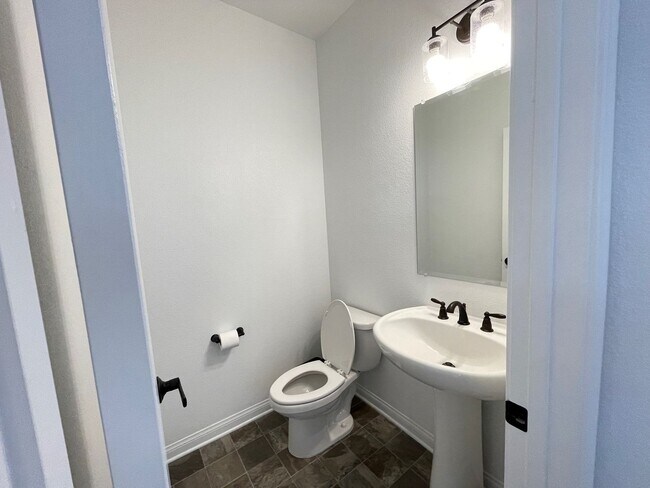 Building Photo - 3 Story house 4 bedroom / 3.5 bath, Southwest