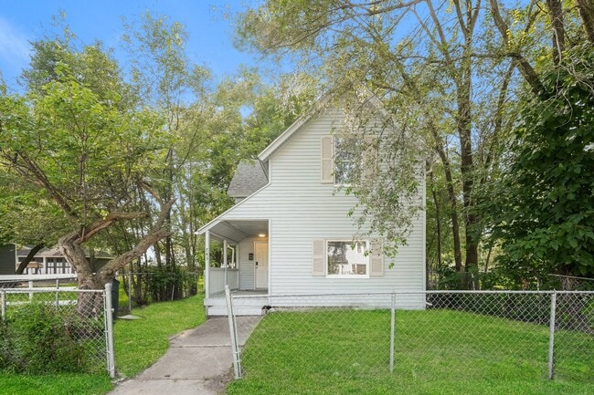 Building Photo - 743 Diamond Ave