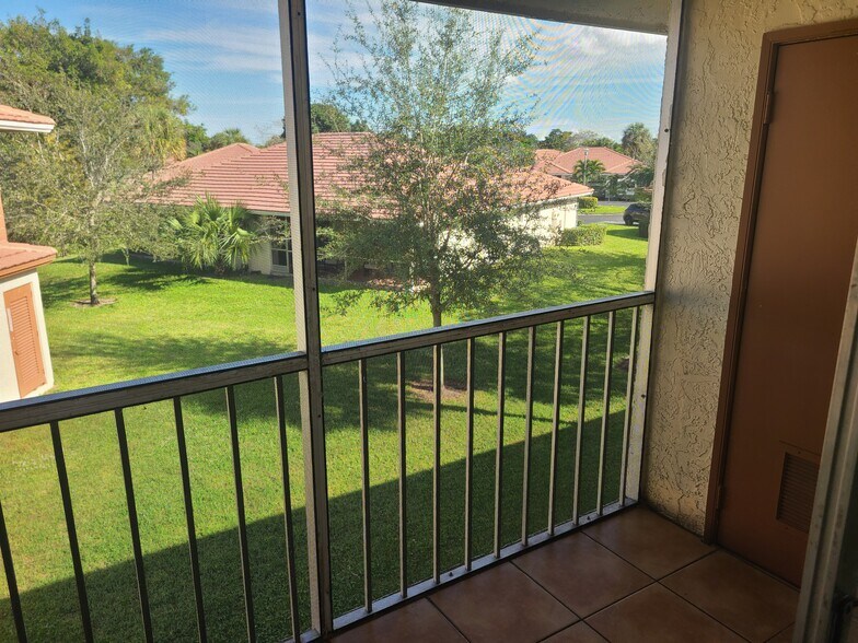 Building Photo - 9927 Three Lakes Cir