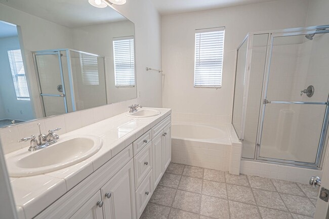 Building Photo - Creekside 3 Bedroom Townhome for Rent in V...