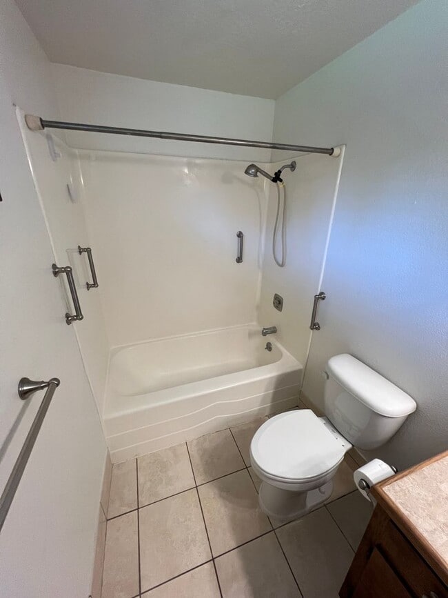 Building Photo - Well Maintained Three Bedroom Home in South Salem with Fenced Backyard