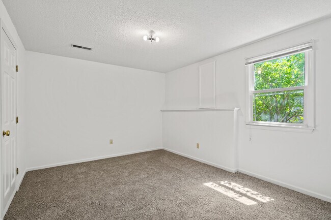 Building Photo - 2601 Hillshire Dr