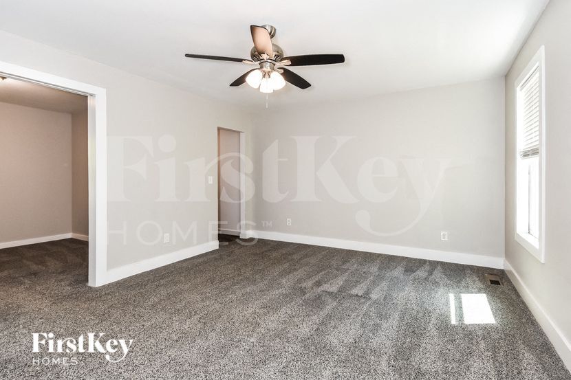 Building Photo - 595 School Rd