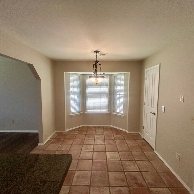 Building Photo - Enjoy Coming Home To This Beautiful and Well Maintained Home Close To Shopping, Restaurants & More!