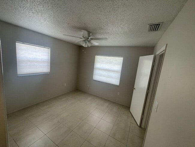 Building Photo - Open and bright 2/2 with garage