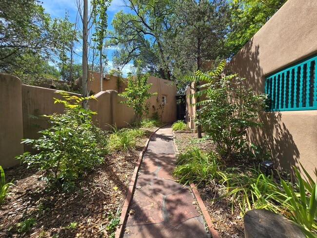 Building Photo - 770 Acequia Madre