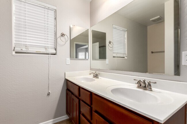 Building Photo - Spacious 3-Bedroom Home with Den in Gilbert!