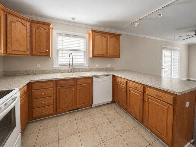 Building Photo - 813 Branchwood Dr