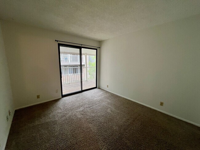 Building Photo - Nice 2 bed 2 bath second floor unit near Buckley Air Force base!