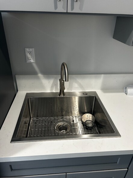 Building Photo - 7814 1/2 Lindley Ave