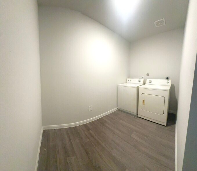 Laundry room upstairs with lots of room - 11040 Pelican Hill Ln