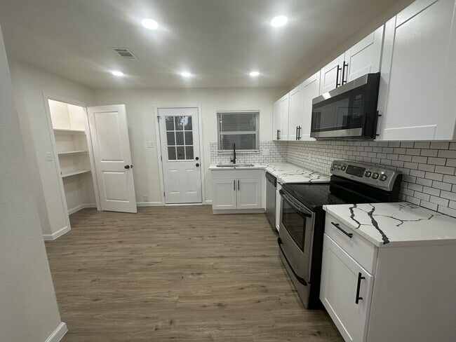 Building Photo - 10809 Sharondale Ln
