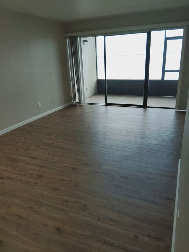 Building Photo - New Renovated Condo