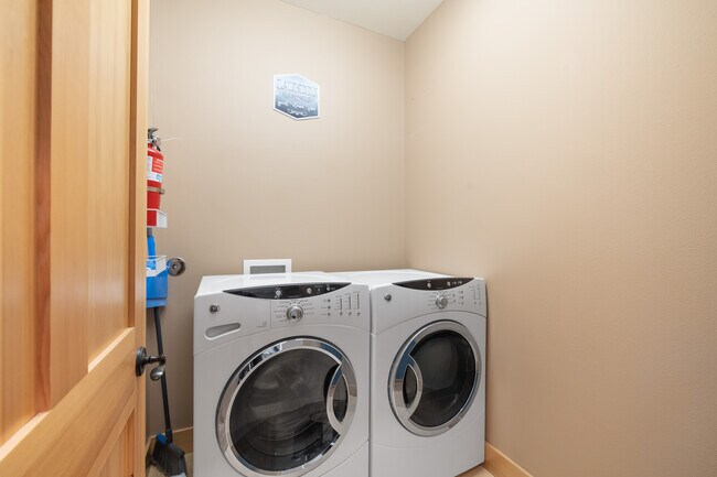 Building Photo - 2051 N Main St