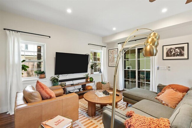 Building Photo - 2205 S L Davis Ave