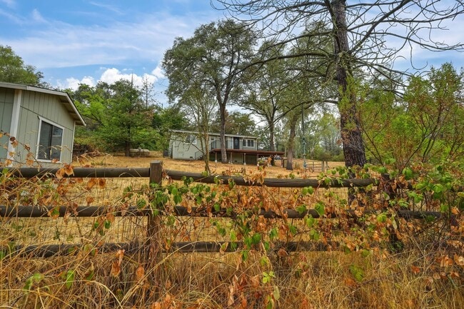 Building Photo - Country living close to town