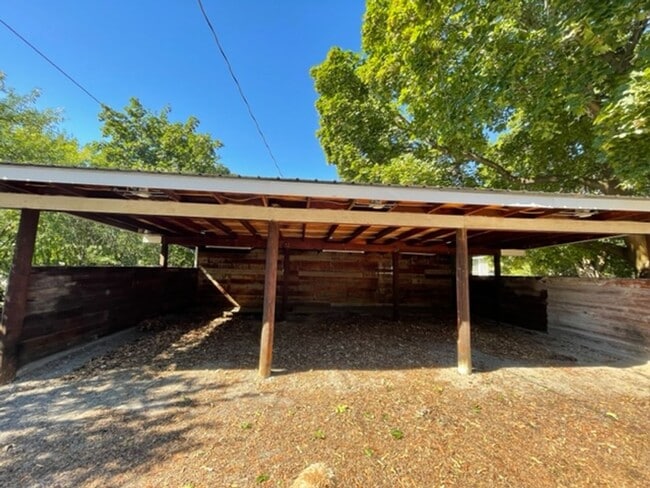 Building Photo - 3 Bedroom/ 1 Bathroom downtown home!