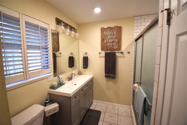 Building Photo - 8011 Meadowvale Dr