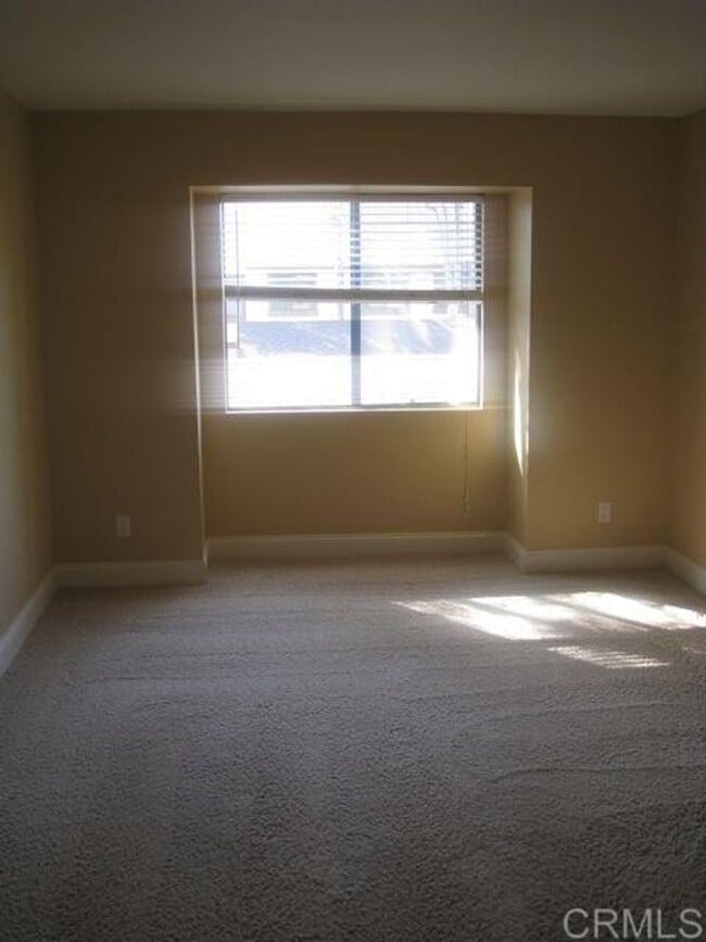 Building Photo - Stylish 2 Bed, 2 Bath Upper Unit in Prime ...