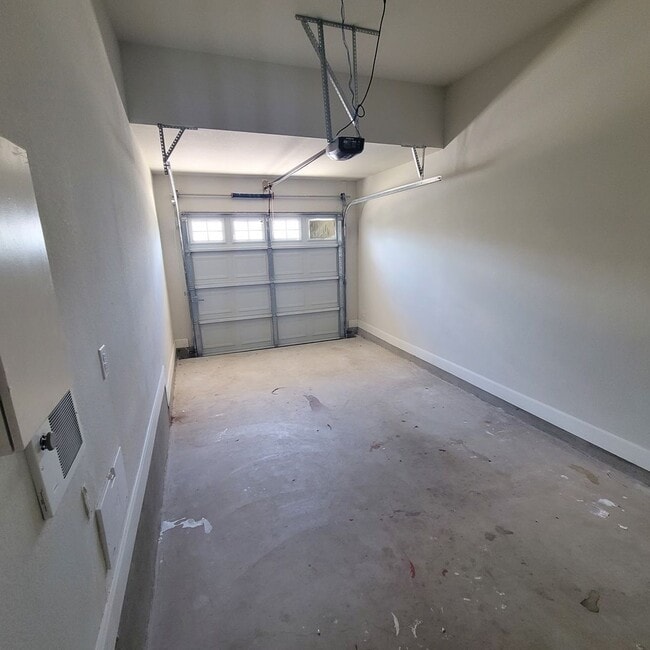 Building Photo - Townhome for rent
