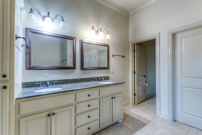 Building Photo - 1333 E 41st Pl