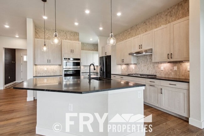 Building Photo - Stunning, Spacious 3bed/3bath Riverdale Ra...