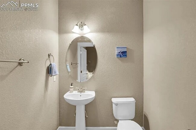 Building Photo - Beautiful 2 bedroom townhouse near Pine Cr...