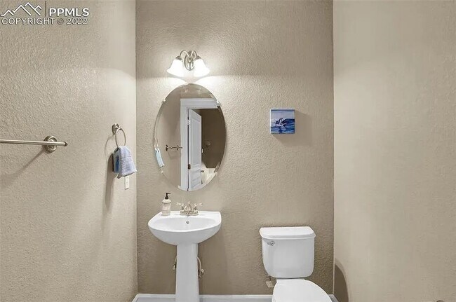 Building Photo - Beautiful 2 bedroom townhouse near Pine Creek!