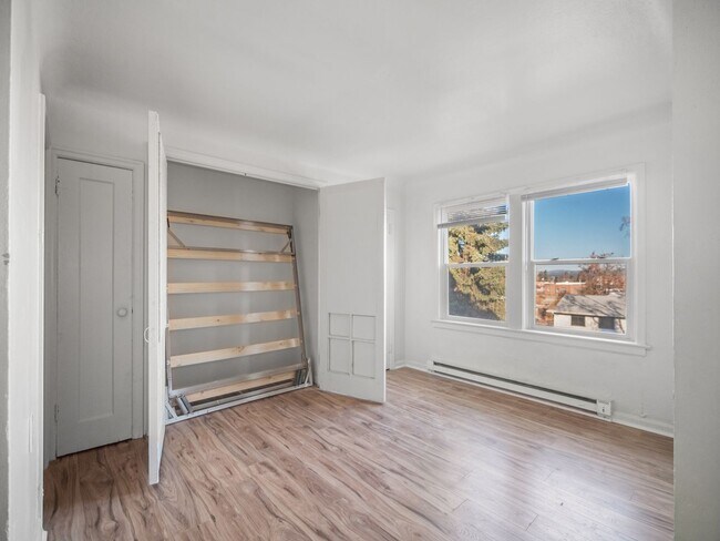 Building Photo - SUPER LOWER SOUTH HILL LOCATION , CLOSE TO HUCKLEBERRY MARKET