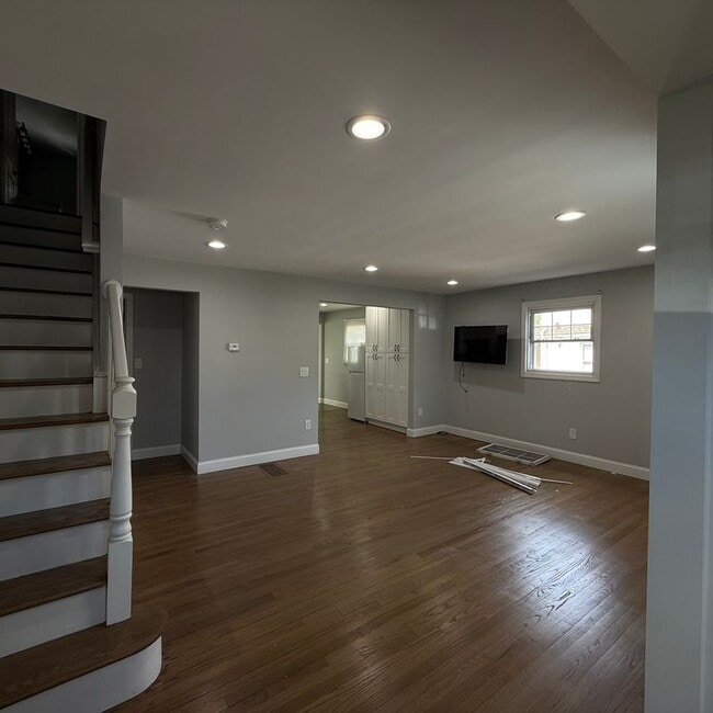 Building Photo - 320 Norland Ave
