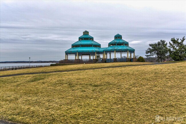 Building Photo - 5 Hilltop Ave