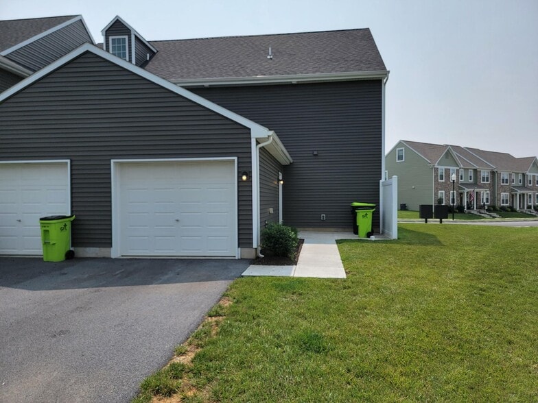 Building Photo - 726 Farmwood Ln