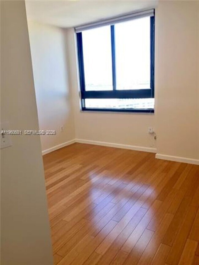 Building Photo - 300 Biscayne Blvd Way