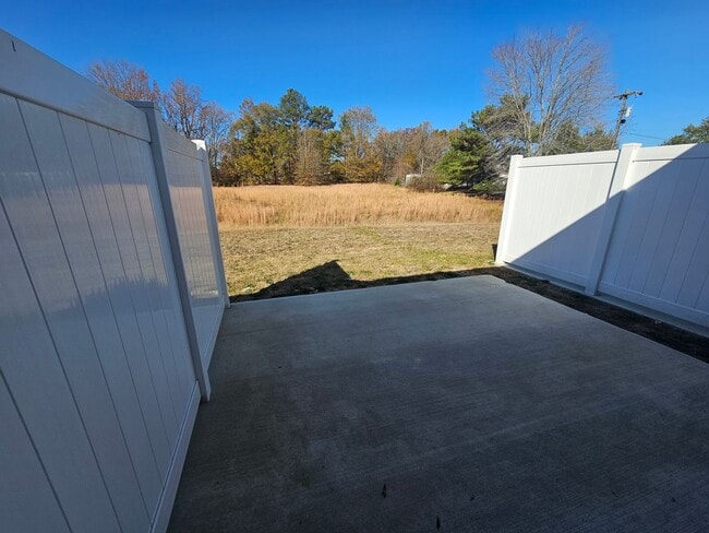 Building Photo - LUXURY TOWNHOME  IN THE CENTER OF MANCHESTER!